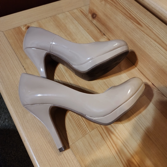 City Classified Women's Comfort Classic Pumps - Picture 4 of 13